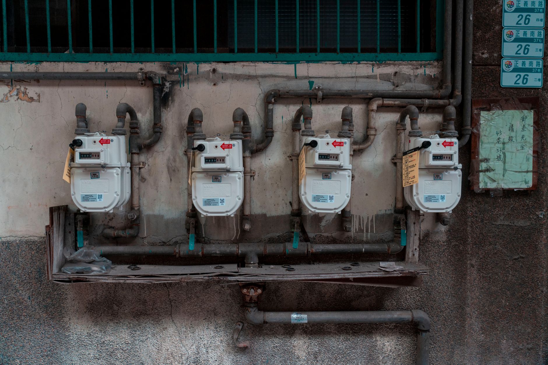 Smart meter showing energy consumption readings, central to understanding your UK energy bill
